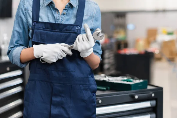 Vista ritagliata di giovane africano americano meccanico tenuta chiave inglese nel servizio di riparazione auto — Foto stock