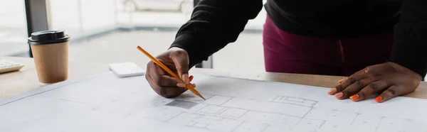 Zugeschnittene Ansicht eines afrikanisch-amerikanischen Plus-Size-Ingenieurs Zeichnung Bauplan, Banner — Stockfoto