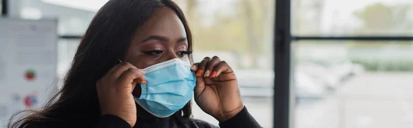 Africano americano más tamaño mujer de negocios con máscara médica, bandera - foto de stock