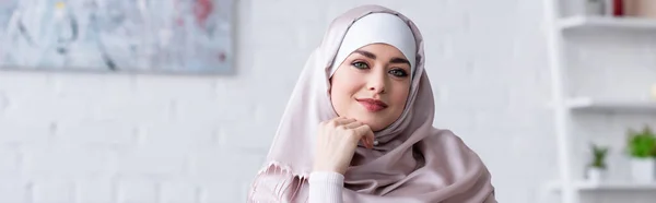 Sorridente mulher árabe segurando mão perto do rosto enquanto olha para a câmera, banner — Fotografia de Stock