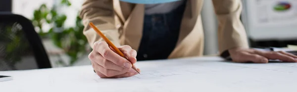 Vista parcial del plano del dibujo del ingeniero en la oficina, bandera - foto de stock