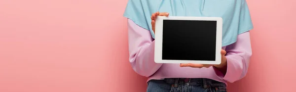 Vista parziale di donna musulmana con tablet digitale con schermo bianco su rosa, banner — Foto stock