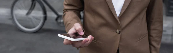 Vue recadrée de jeune homme d'affaires en tenue formelle à l'aide d'un smartphone à l'extérieur, bannière — Photo de stock