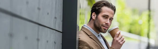 Homem de negócios em uso formal segurando copo de papel fora, banner — Stock Photo