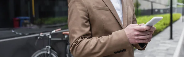 Vista cortada de homem de negócios usando telefone celular fora, banner — Fotografia de Stock