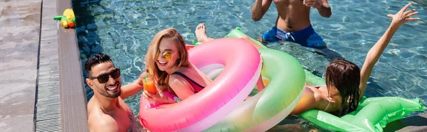 Gioiosi amici multietnici rilassarsi in piscina insieme, banner — Foto stock