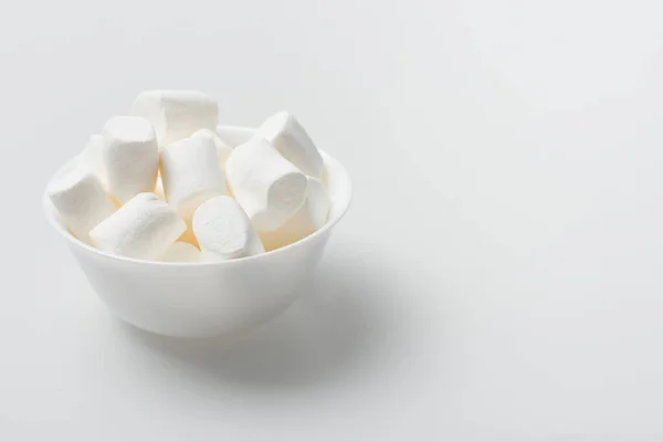 Weiche und geschwollene Marshmallows in Schale auf Weiß — Stockfoto