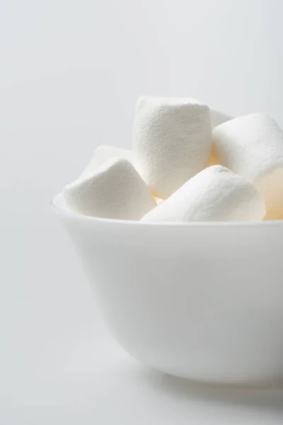 Weich und zäh Marshmallows in Schüssel auf weiß — Stockfoto