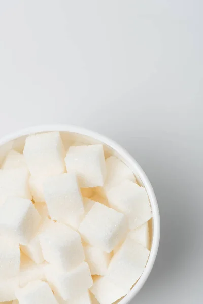 Draufsicht auf Zuckerwürfel in Tasse auf Weiß — Stockfoto