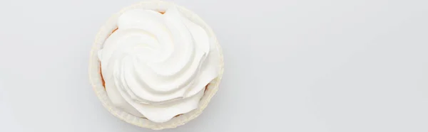 Draufsicht auf gebackenen Cupcake mit Zuckerguss oben isoliert auf weiß, Banner — Stockfoto