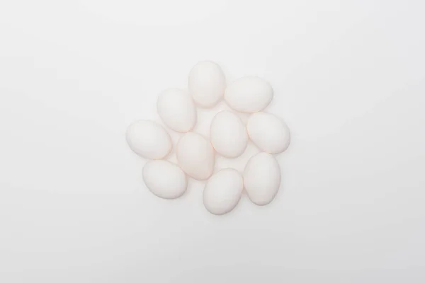 Vista superior de huevos crudos y ecológicos aislados en blanco - foto de stock