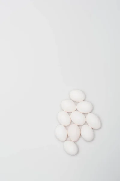 Vista superior de ovos ovais e biológicos isolados em branco — Fotografia de Stock