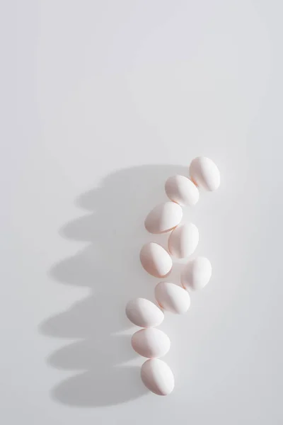 Vista superior de ovos frescos e orgânicos com casca sobre fundo branco — Fotografia de Stock