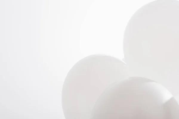 Leichte und festliche Luftballons isoliert auf weiß — Stockfoto