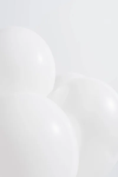 Primer plano de globos ligeros aislados en blanco - foto de stock