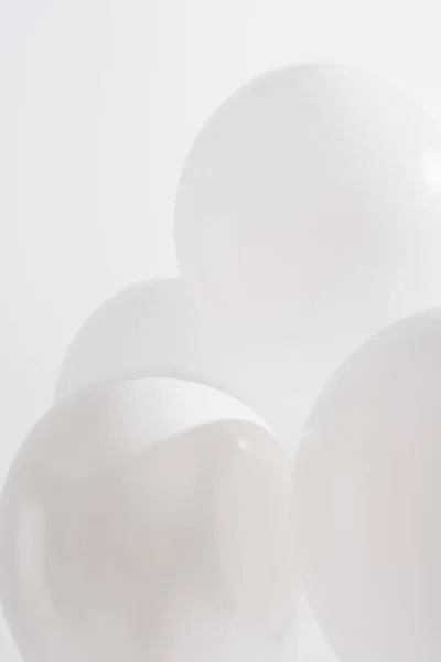 Primer plano de globos ingrávidos aislados en blanco - foto de stock