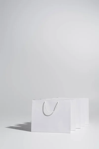 Sacos de compras em fundo branco com espaço de cópia — Fotografia de Stock