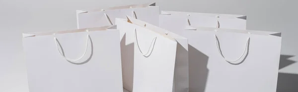 Sacos de compras com compras em fundo branco, banner — Fotografia de Stock
