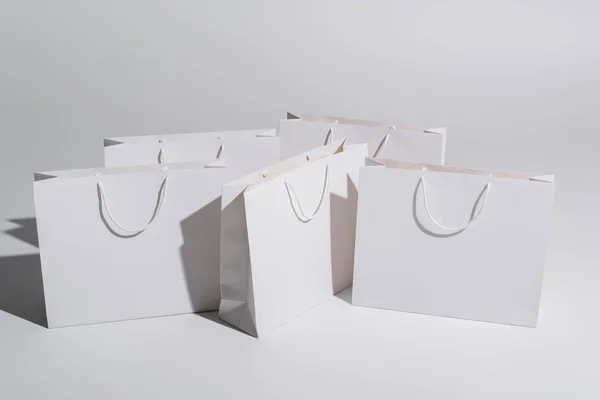 Einkaufstüten mit Einkäufen auf weiß — Stockfoto