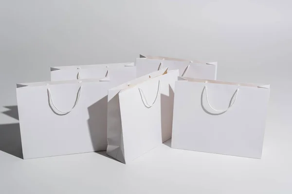 Sacs à provisions avec achats sur blanc — Photo de stock