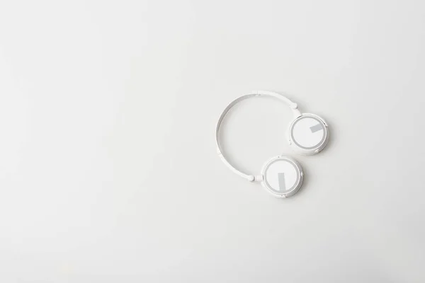 Draufsicht auf drahtlose und tragbare Kopfhörer isoliert auf weiß — Stockfoto