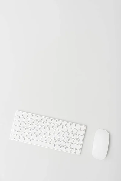 Vista superior del ratón y el teclado de la computadora aislados en blanco — Stock Photo