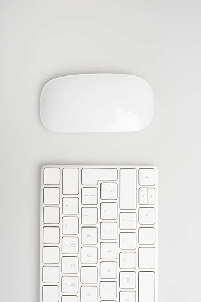 Pose plate avec souris d'ordinateur et clavier isolé sur blanc — Photo de stock