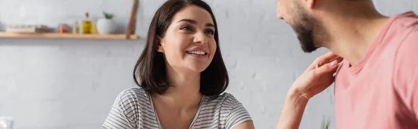 Giovane donna sorridente che tocca la spalla del fidanzato in cucina, banner — Foto stock