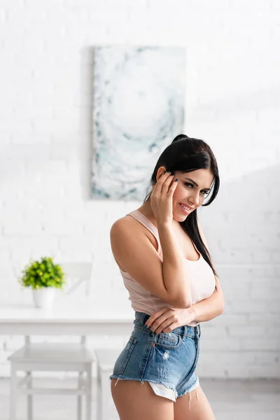 Mulher morena feliz sorrindo na cozinha moderna — Fotografia de Stock