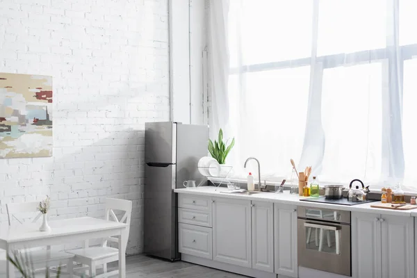 Cucina moderna con utensili da cucina e per la casa — Foto stock