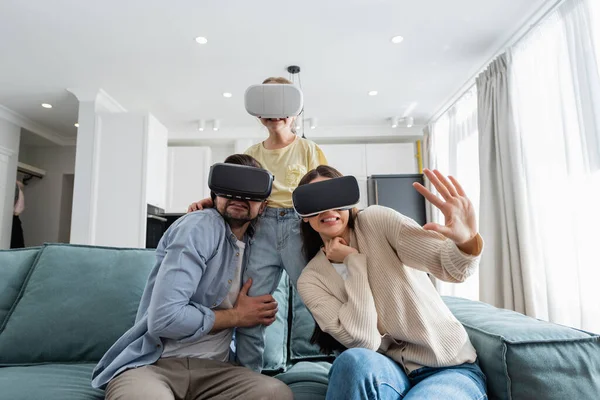 Spaventato famiglia gioco in auricolari vr a casa — Foto stock