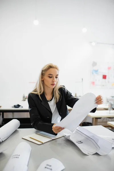 Blonde Modedesignerin näht Latten in Schneiderei — Stockfoto