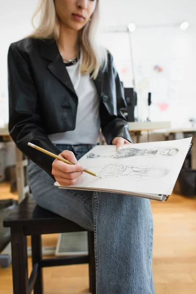 Vue partielle du dessin flou du dessinateur dans l'atelier de mode — Photo de stock