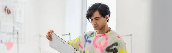 Créateur de mode à la mode regardant modèle de couture dans le magasin de tailleur, bannière — Photo de stock