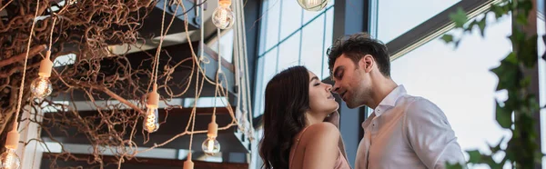 Couple avec les yeux fermés debout près du restaurant, bannière — Photo de stock