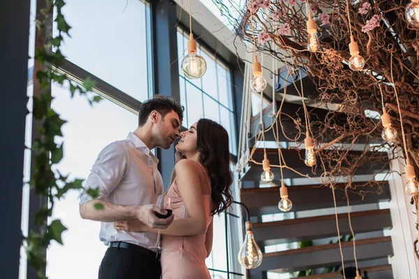 Casal com os olhos fechados de pé perto no restaurante — Fotografia de Stock