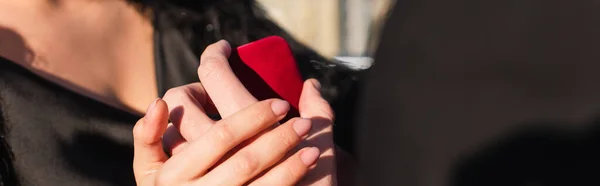 Vista parcial del hombre haciendo propuesta a la novia al aire libre, bandera - foto de stock