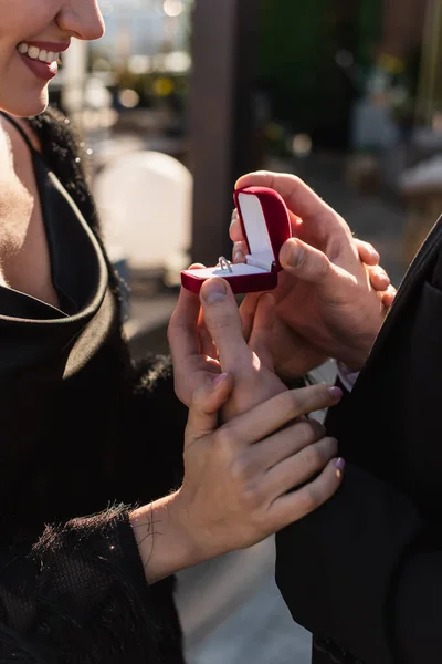 Teilansicht des Mannes, der seiner glücklichen Freundin im Freien einen Heiratsantrag macht — Stockfoto