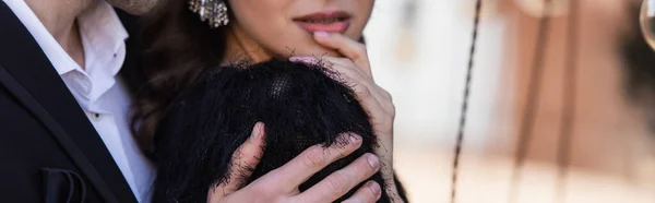 Vista recortada del hombre abrazando a la mujer en abrigo de piel sintética, bandera — Stock Photo
