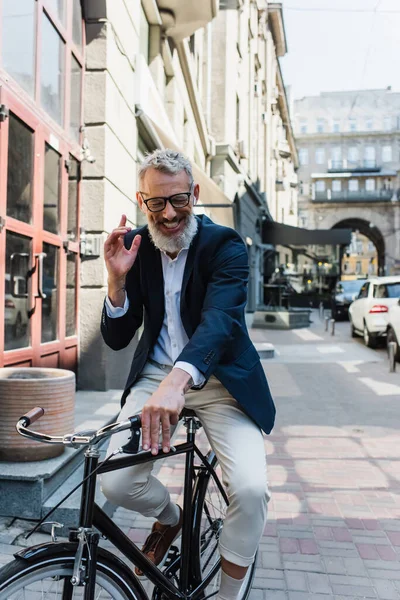 Glücklicher Mann, der Musik im Kopfhörer hört und Fahrrad fährt — Stockfoto
