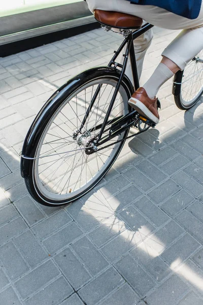 Cropped view of man riding bicycle outside — Foto stock