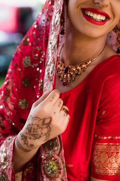 Vue recadrée de joyeuse mariée indienne en foulard — Photo de stock