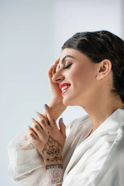 Jeune et heureuse mariée indienne souriant isolé sur blanc — Photo de stock