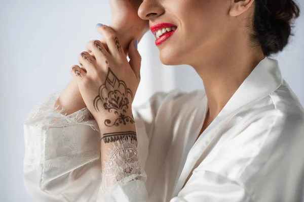 Vista ritagliata di giovane e felice sposa indiana sorridente isolato su bianco — Foto stock