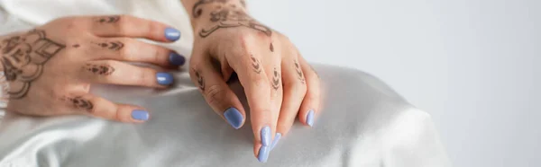 Vue recadrée de jeune femme avec mehndi isolé sur blanc, bannière — Photo de stock