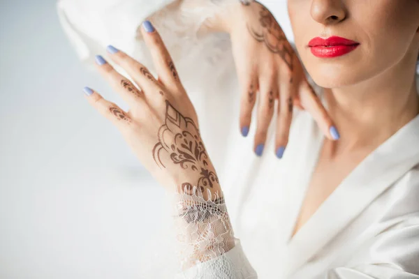 Vista cortada de noiva indiana jovem com mehndi em mãos isoladas em branco — Fotografia de Stock