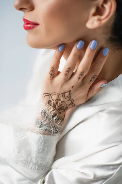 Vue recadrée de la jeune mariée indienne avec mehndi à la main isolé sur blanc — Photo de stock