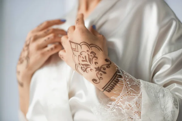 Vista ritagliata di giovane donna indiana con mehndi su mani isolate su bianco — Foto stock