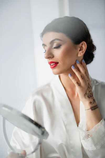 Jeune mariée indienne tenant miroir isolé sur blanc — Photo de stock