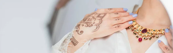 Відображення в дзеркалі молодої індійської нареченої в намисті на білому, банер — стокове фото